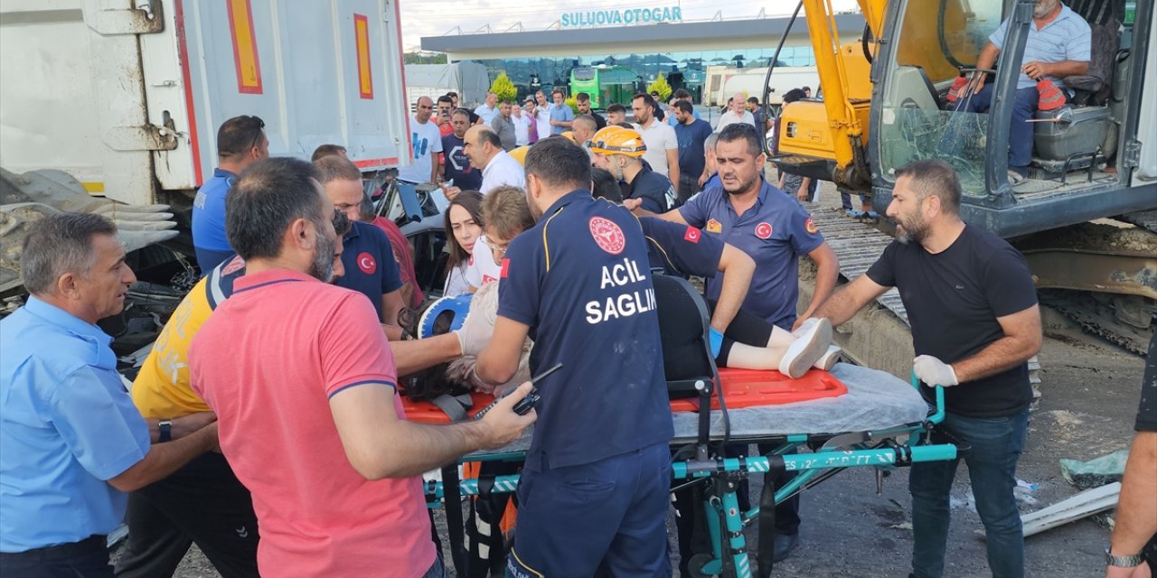 Amasya'da tıra çarpan otomobildeki 1 kişi öldü, 3 kişi yaralandı