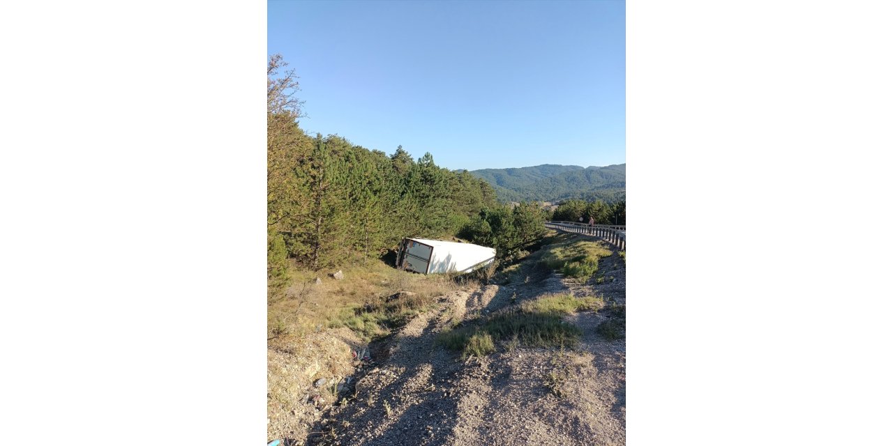 Bolu'da şarampole devrilen tırın sürücüsü yaralandı