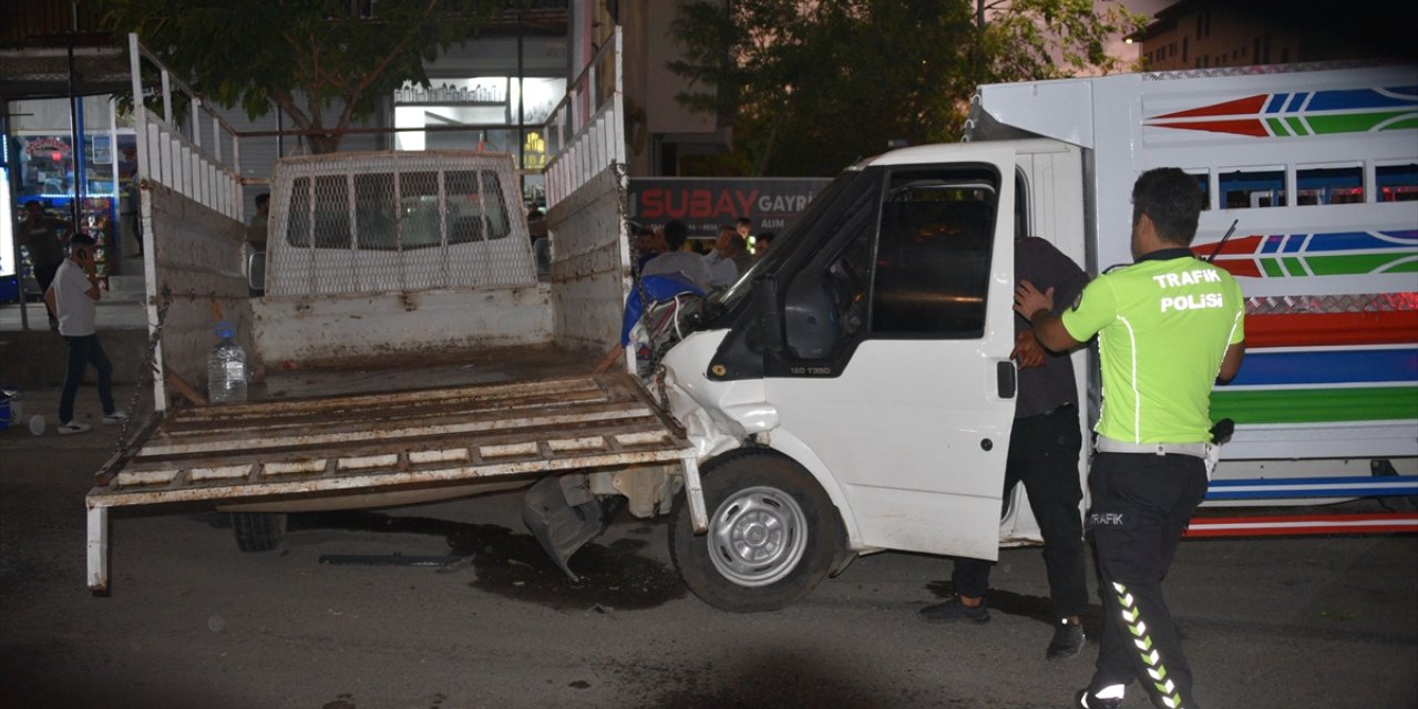 Şanlıurfa'da iki kamyonetin çarpıştığı kazada 4 kişi yaralandı