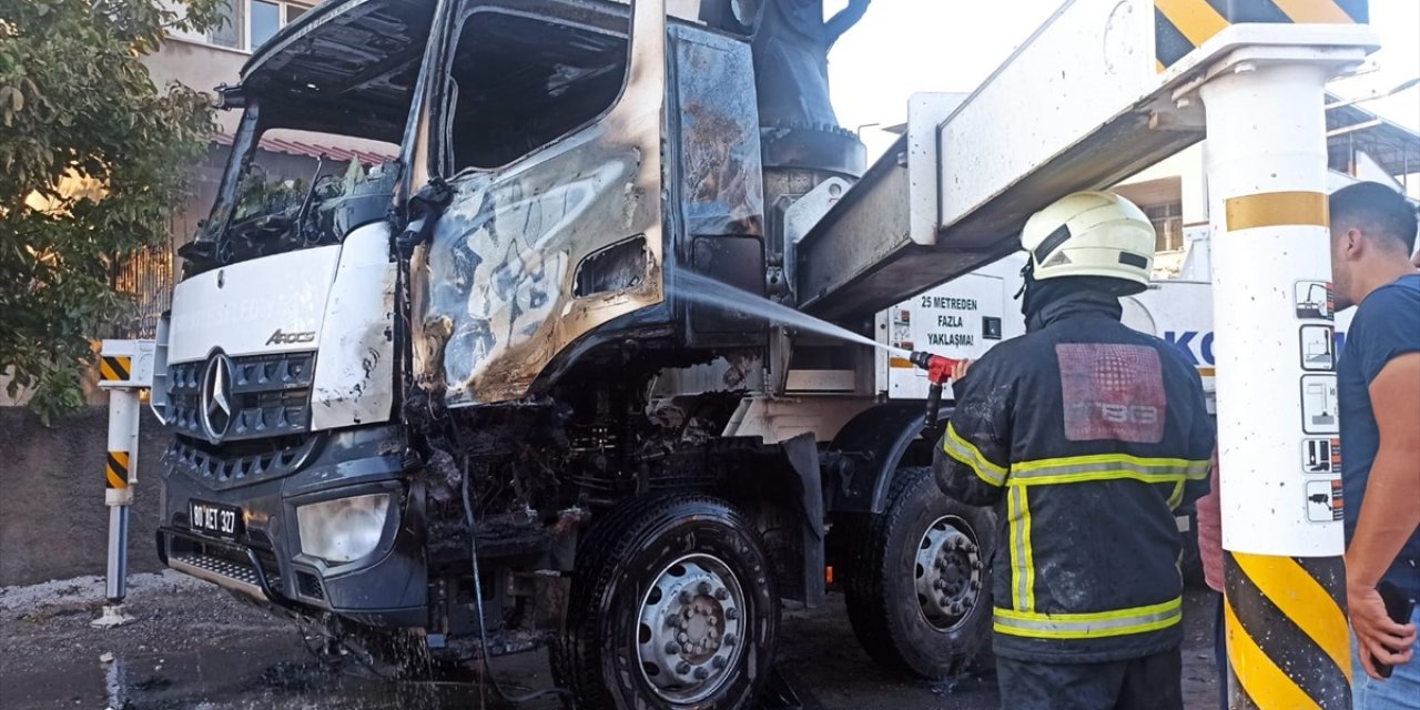 Osmaniye'de beton pompası aracı elektrik direğine çarptı, 2 kişi yaralandı