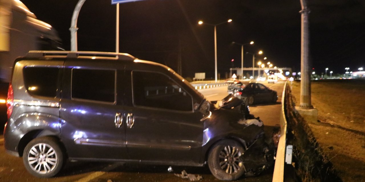 Erzurum'da hafif ticari araç park halindeki otomobile çarptı, 4 kişi yaralandı