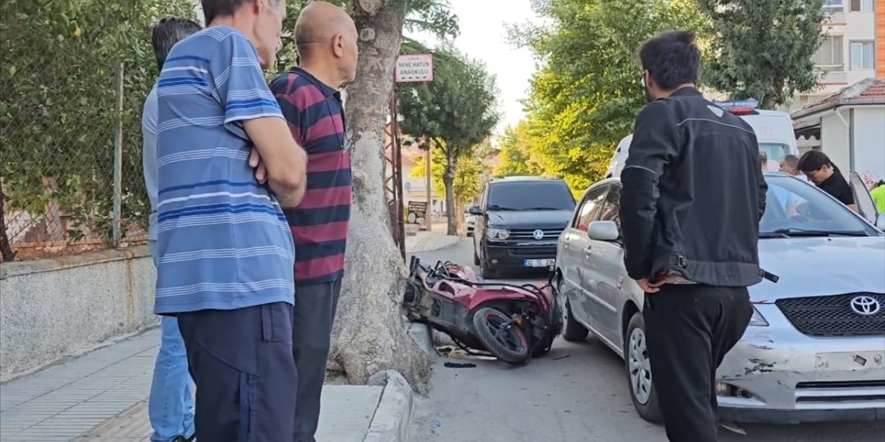 Çorum'da otomobil ile çarpışan motosikletin sürücüsü yaralandı