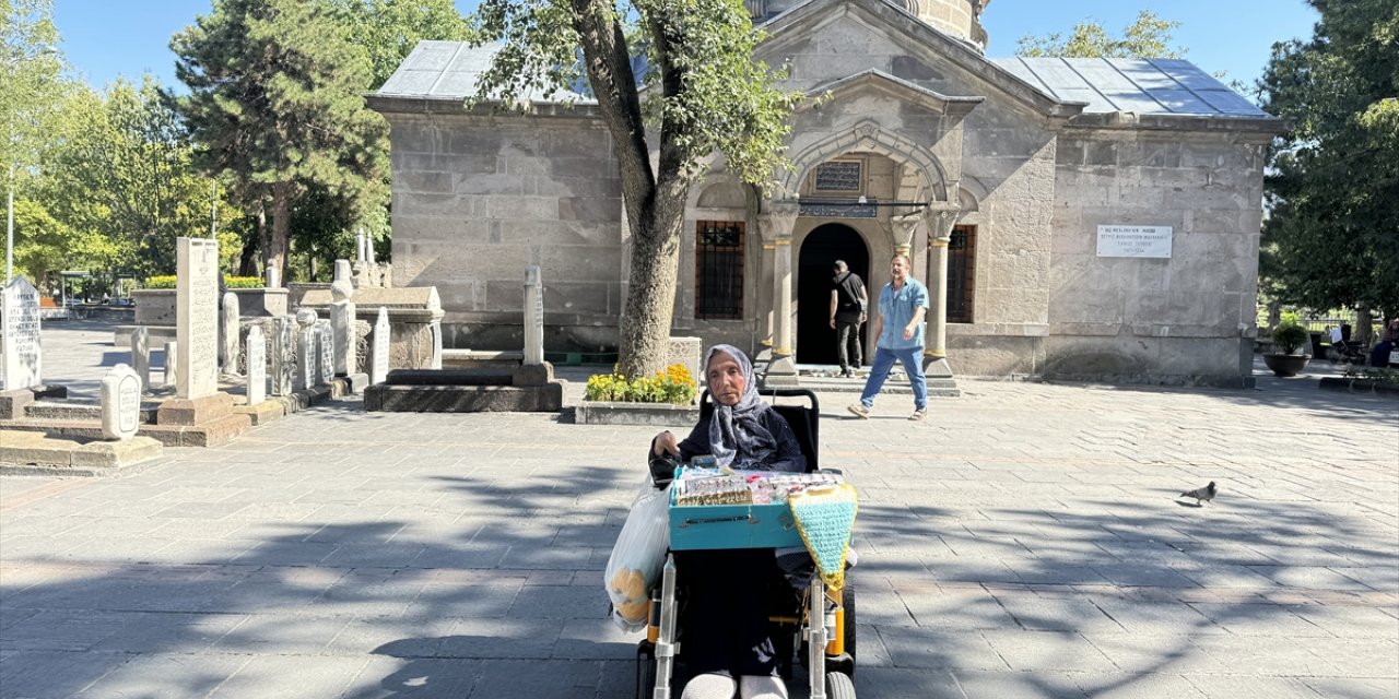 Romatizma hastası engelli kadın akülü arabasında tuhafiye malzemeleri satıyor