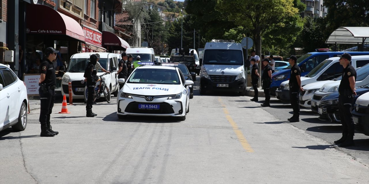 Eskişehir'de çay bahçesinde 5 kişiyi bıçakla yaralayan saldırgan, adliyeye sevk edildi