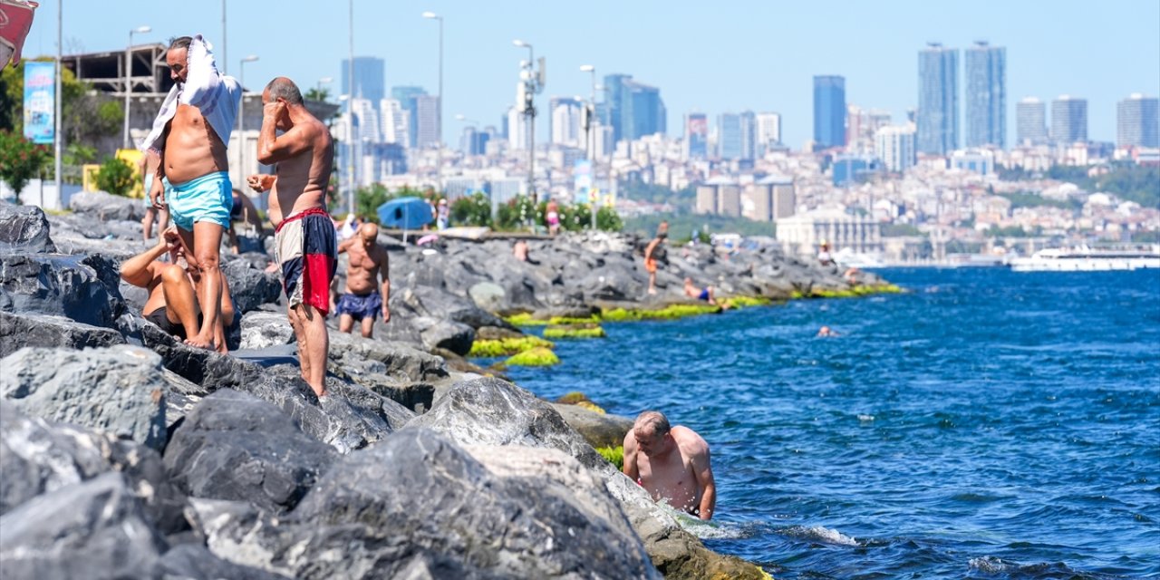 İstanbul'da sıcak havadan bunalanlar denize girerek serinledi