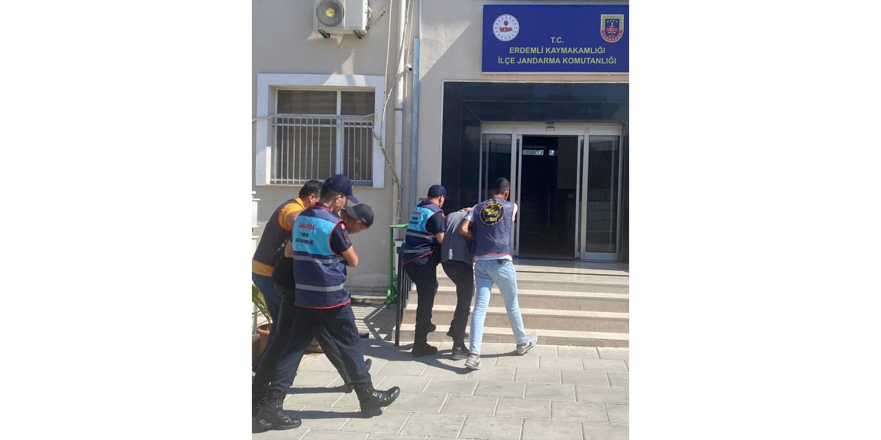 Mersin'de motosikletle yanaştıkları minibüsten çanta çalan 2 zanlı tutuklandı