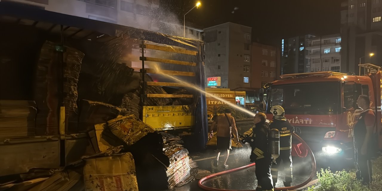 Rize'de karton yüklü tırın dorsesi yandı