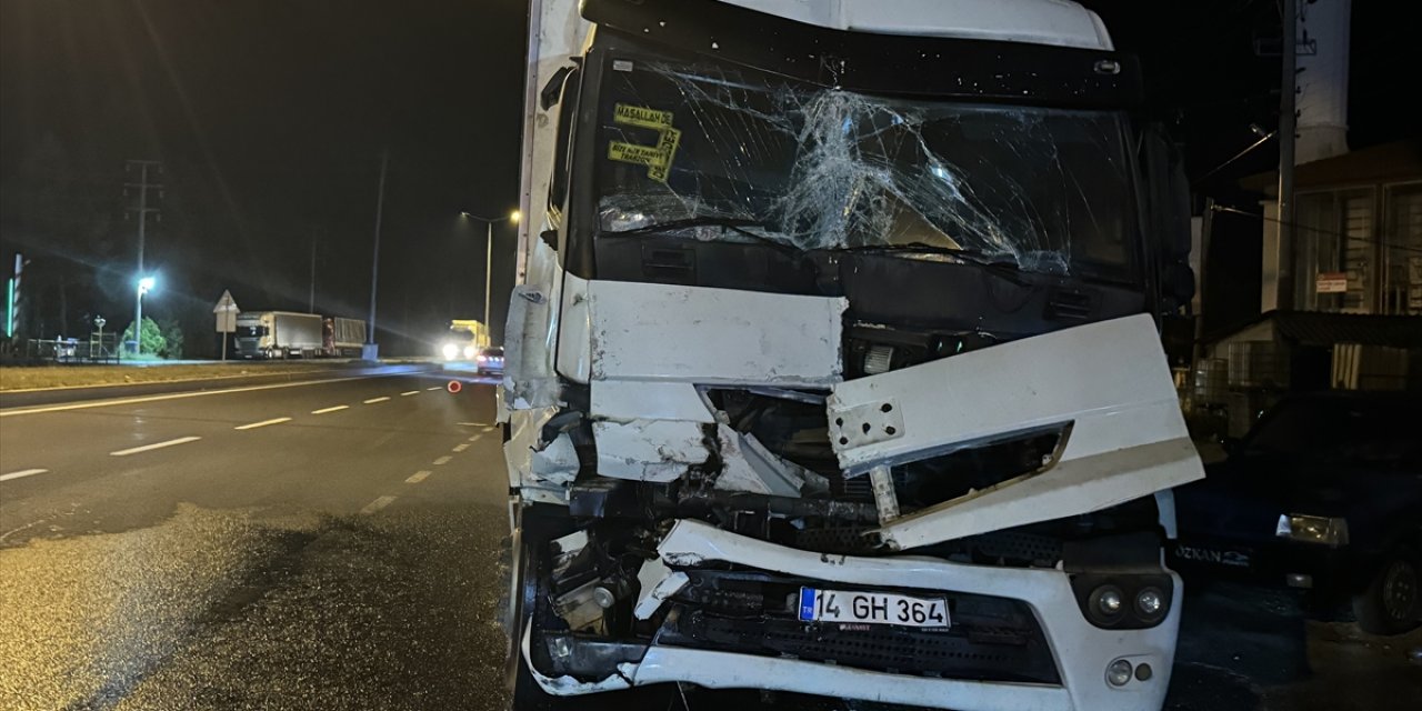 Bolu Dağı'nda freni tutmayan tırın çarptığı taksideki 1 kişi yaralandı