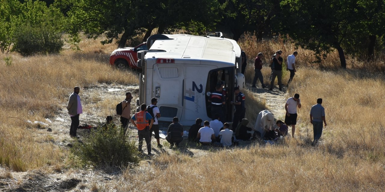 GÜNCELLEME - Malatya'da yolcu otobüsünün devrilmesi sonucu 14 kişi yaralandı