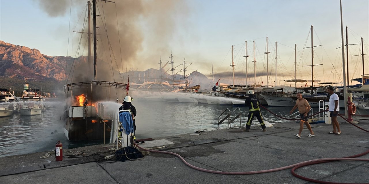 Antalya'da yangın çıkan gezi teknesi kullanılamaz hale geldi