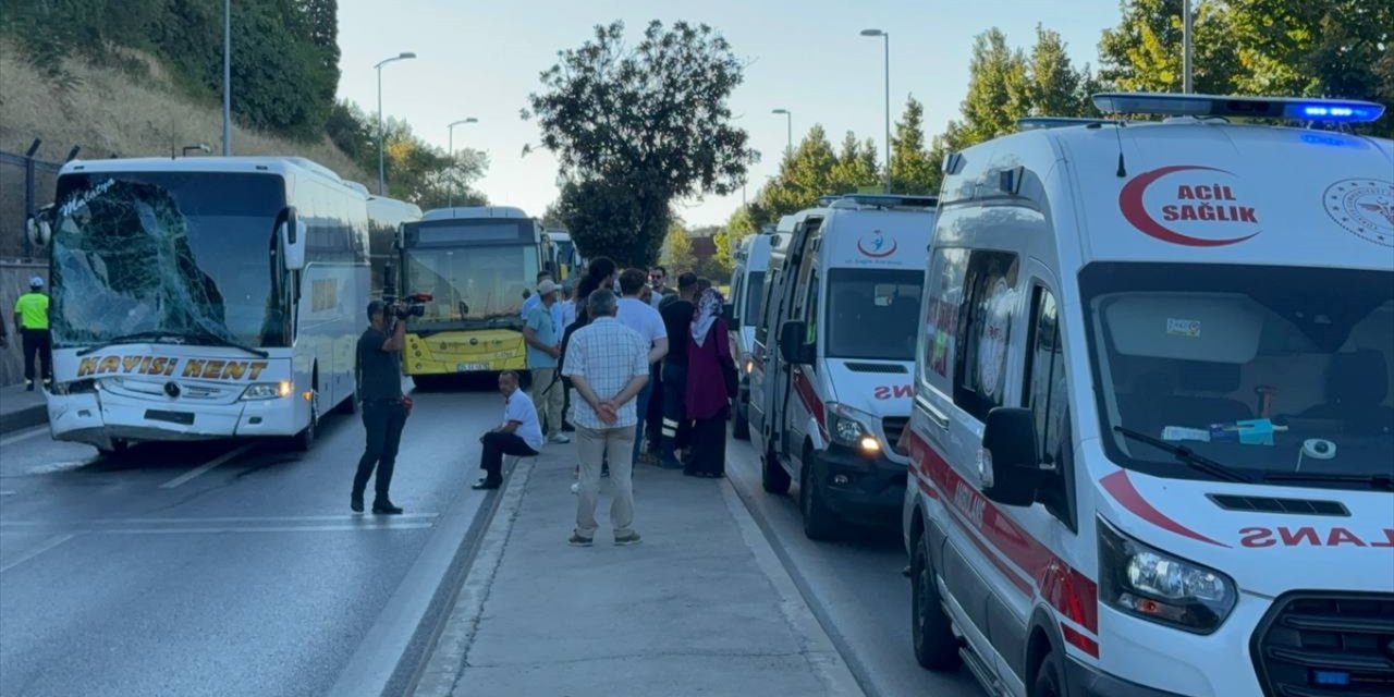 Üsküdar'da İETT otobüsüne çarpan şehirlerarası yolcu otobüsündeki 3 kişi yaralandı