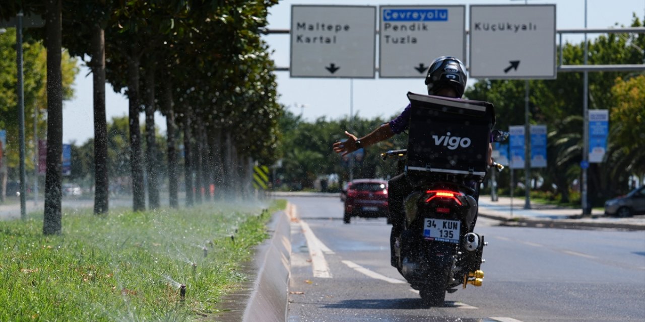 Motosikletliler, yanlış sulamayla kayganlaşan yollar için belediyelerden çözüm bekliyor