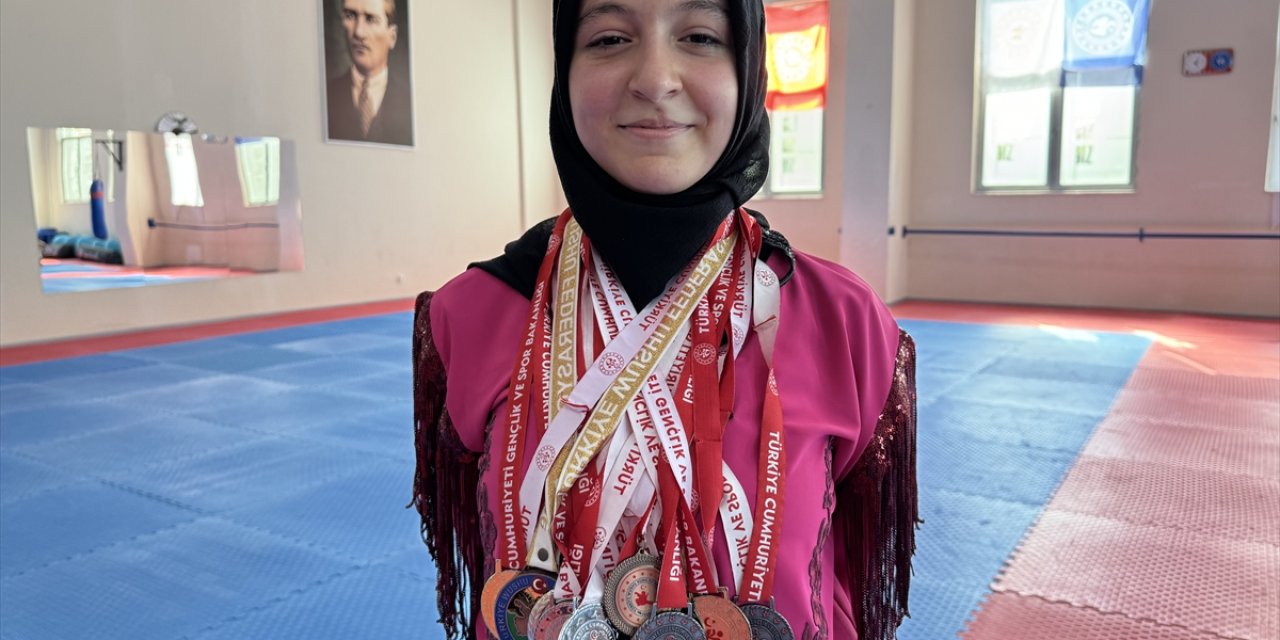 Wushu şampiyonu Buğlem azmi ve kararlığıyla ailesinin "süper kahramanı" oldu