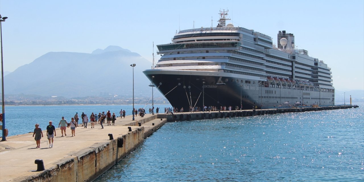 Hollanda bayraklı "Oosterdam" kruvaziyeri Alanya Limanı'na demirledi