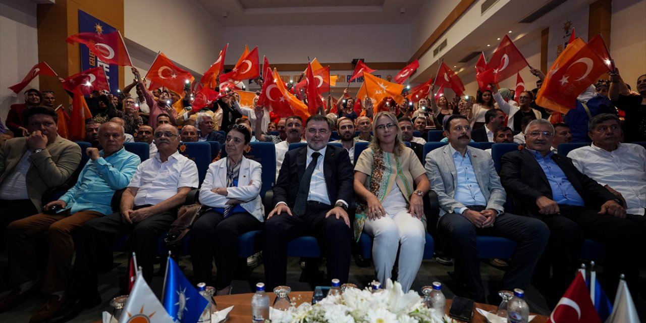 İzmir'de AK Parti'nin 23. kuruluş yıl dönümü kutlandı