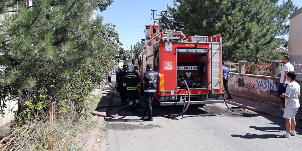 Sivas'ta yangın çıkan evde mahsur kalan hasta kadını 15 yaşındaki genç kurtardı