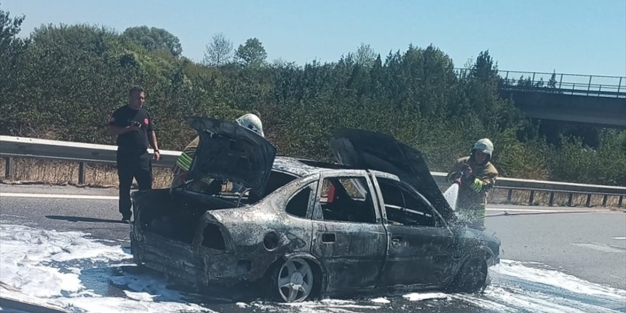 Anadolu Otoyolu'nun Düzce kesiminde seyir halindeki otomobil yandı