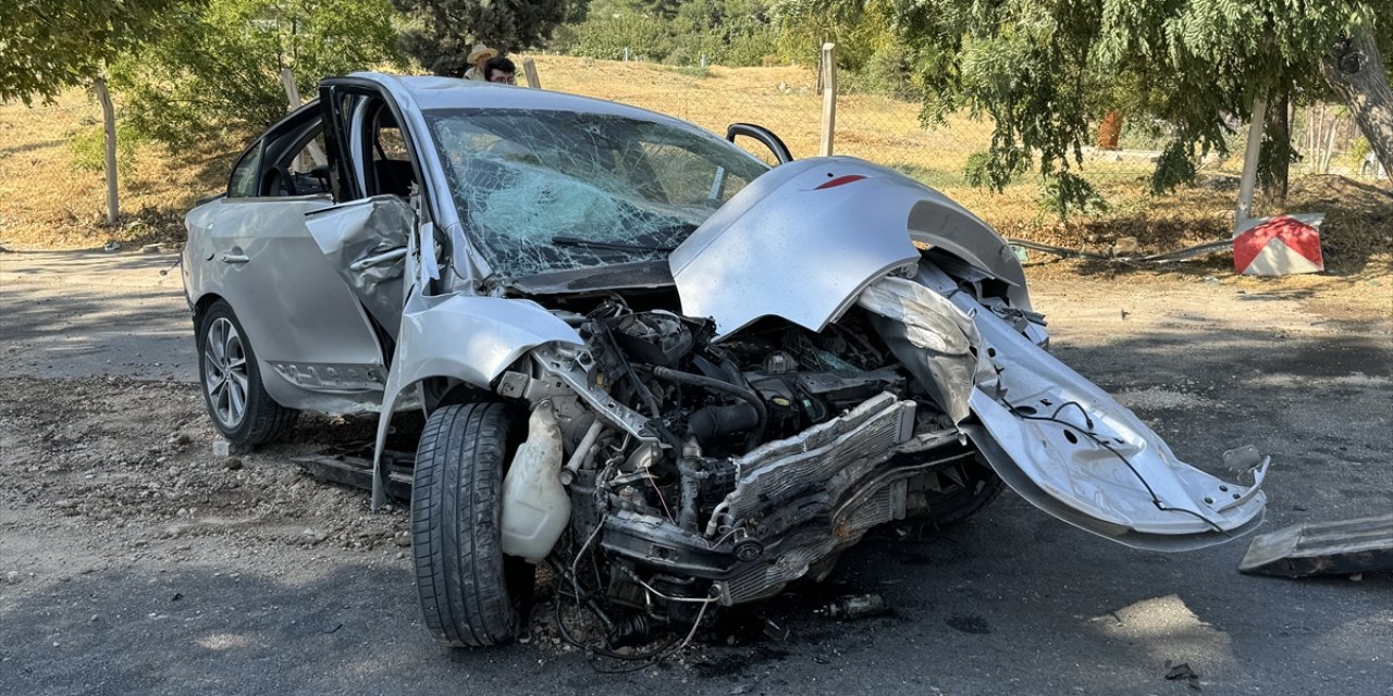 Kahramanmaraş'ta ağaca ve direğe çarpan otomobildeki 4 kişi yaralandı