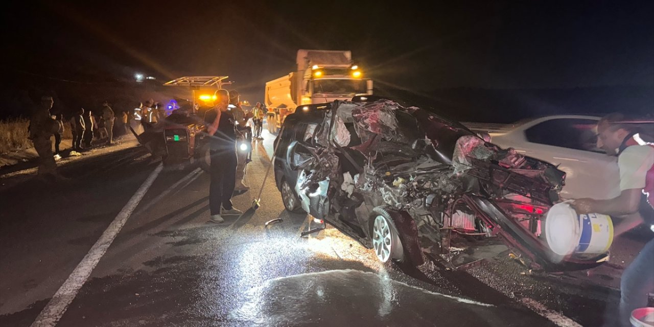 Mardin'de traktöre çarpan otomobildeki 2 kişi öldü, 3 kişi yaralandı