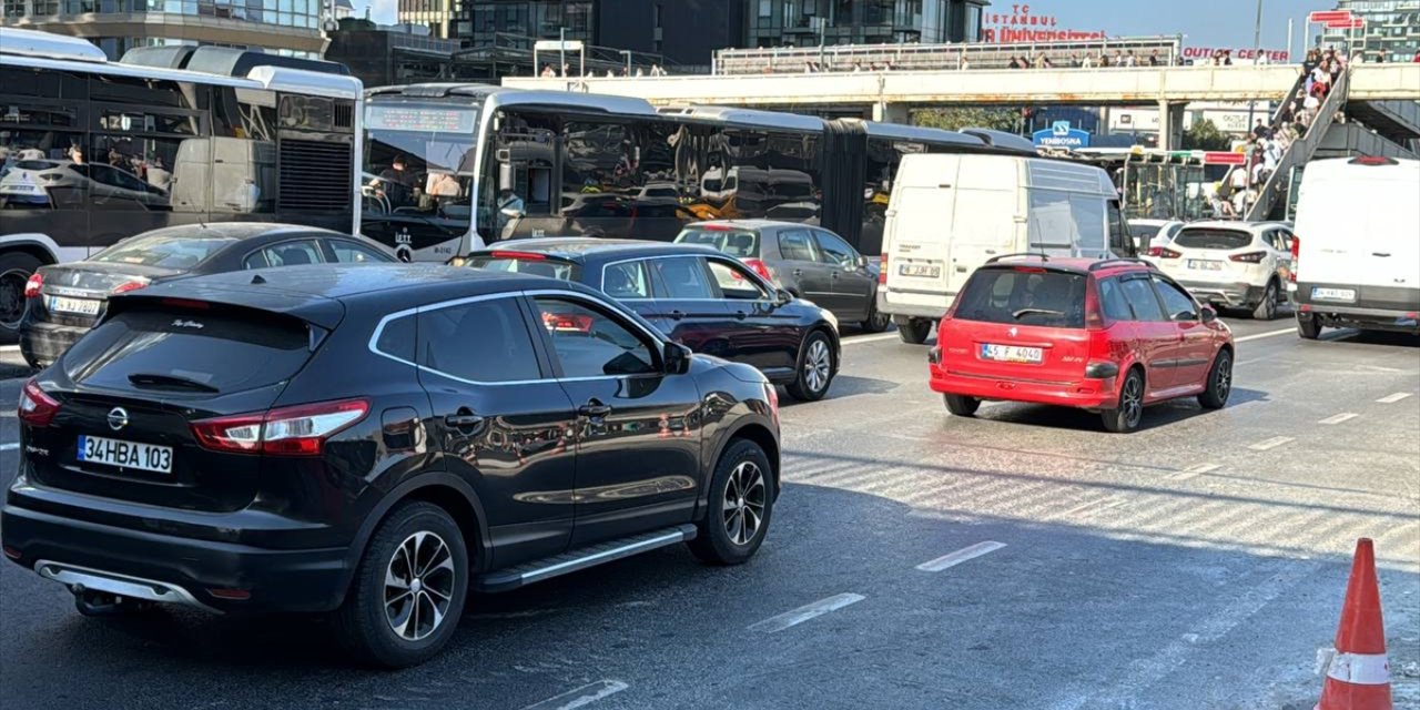 İstanbul'da metrobüs hattındaki "Beyaz Yol" çalışması trafiği aksattı