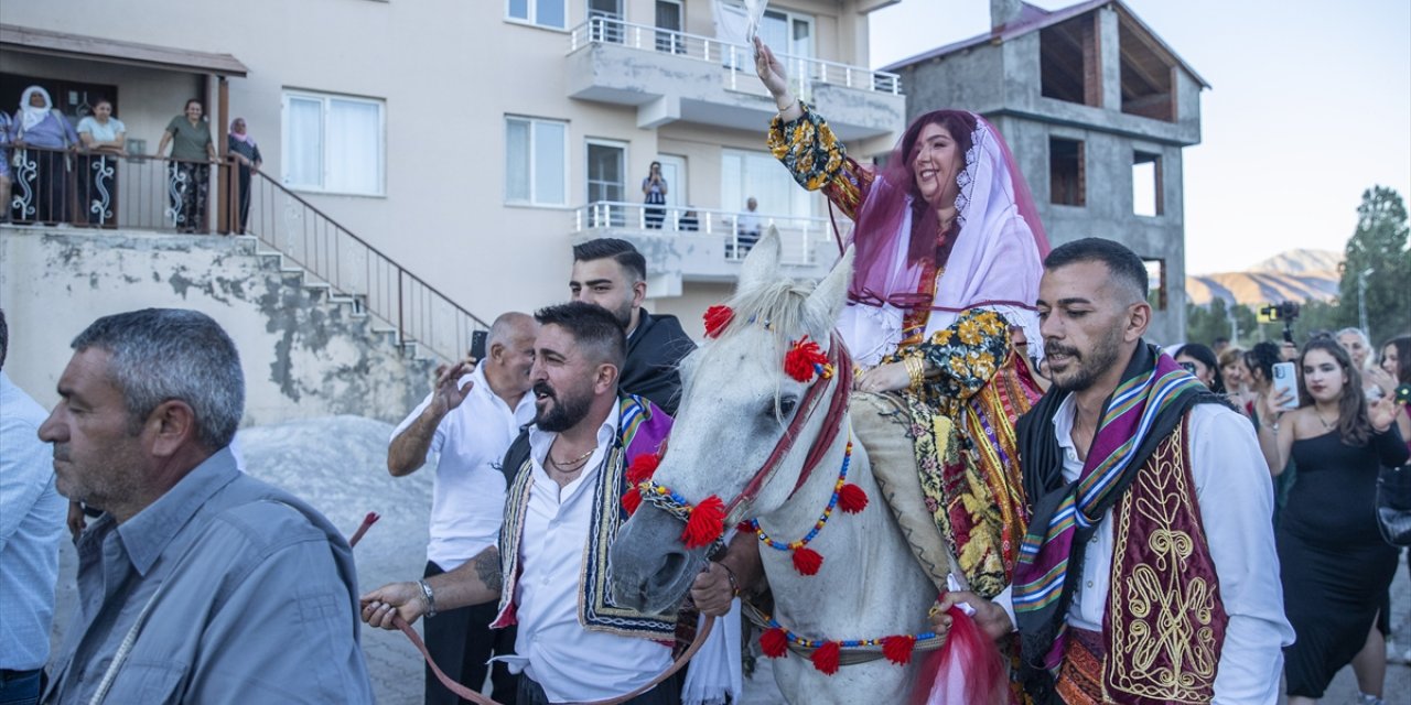 Unutulmaya yüz tutan atlı gelin geleneği Ovacık düğünlerinde yaşatılıyor