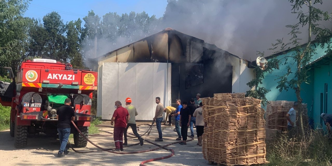 Sakarya'da ahşap askı atölyesi yangında kullanılamaz hale geldi