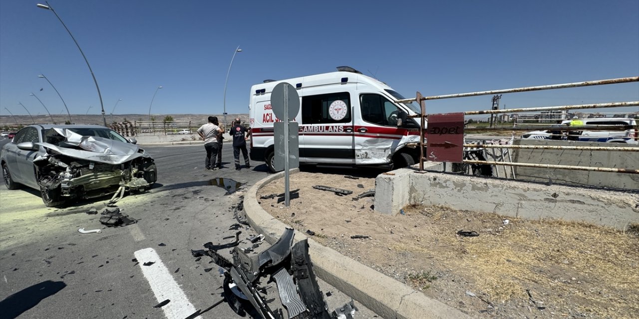 Kayseri'de ambulans ile otomobilin çarpışması sonucu 6 kişi yaralandı