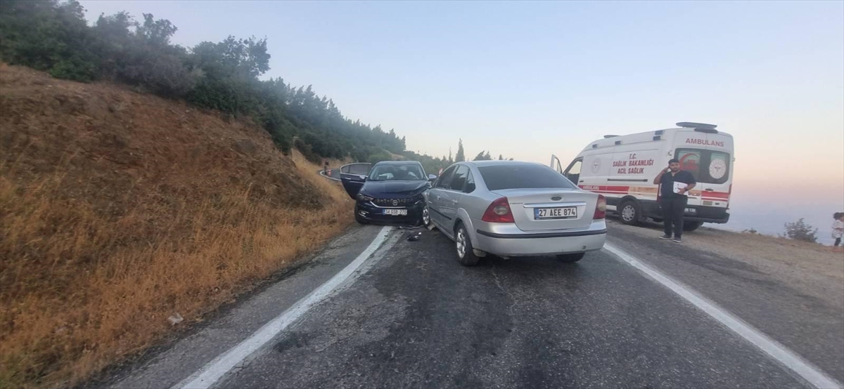 Gaziantep'te iki otomobilin çarpışması sonucu 8 kişi yaralandı