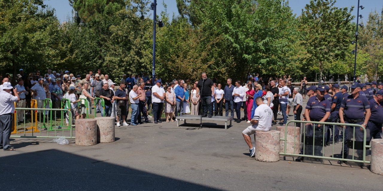 Arnavutluk'ta Belediye Başkanı Veliaj'a istifa çağrısı içeren protestolar sürüyor