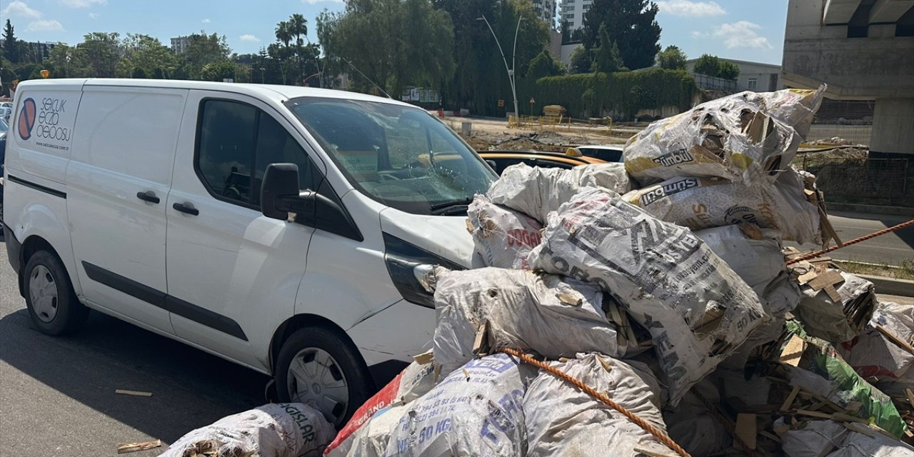 Adana'da odun yüklü kamyon köprü altında sıkıştı