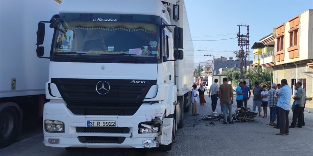 Hatay'da tırla çarpışan motosikletin sürücüsü hayatını kaybetti