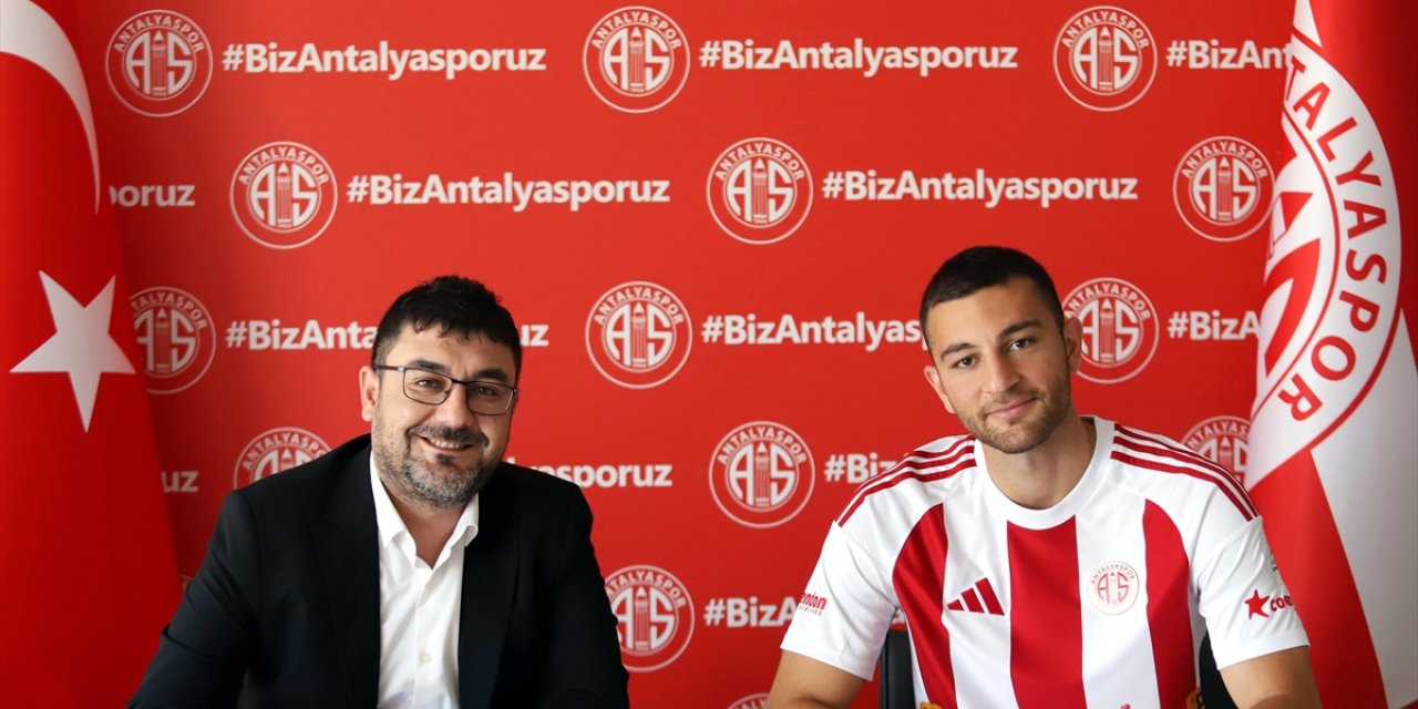 Antalyaspor, kadrosuna kattığı Emrecan Uzunhan için imza töreni düzenledi