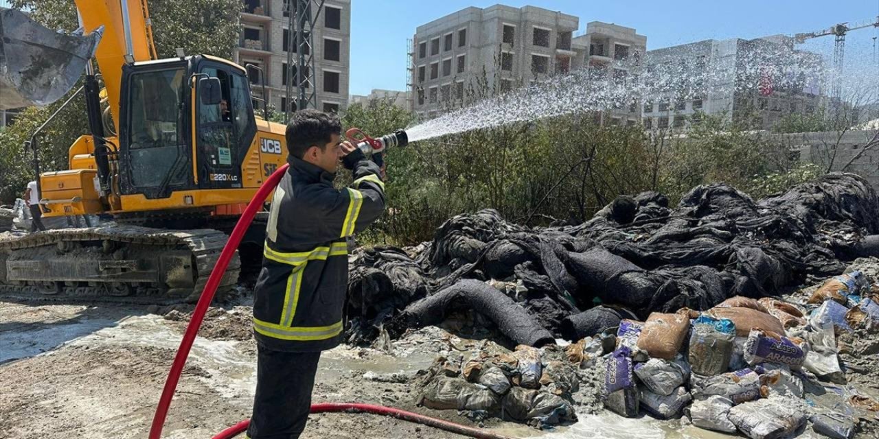 Hatay'da şantiyedeki inşaat malzemelerinde çıkan yangın söndürüldü