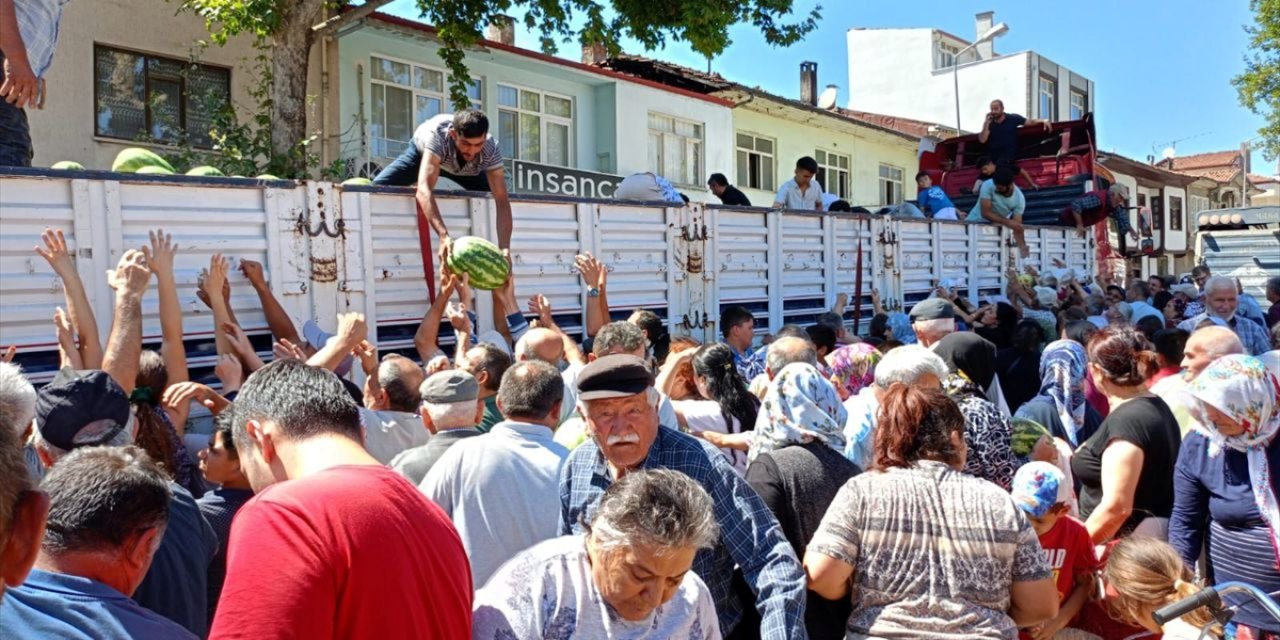 Tokat'ta bir üretici vatandaşlara tır dolusu karpuz dağıttı