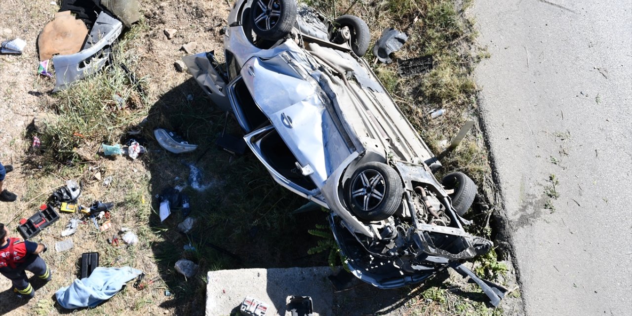 Bilecik'te devrilen otomobilde sıkışan sürücü ağır yaralandı