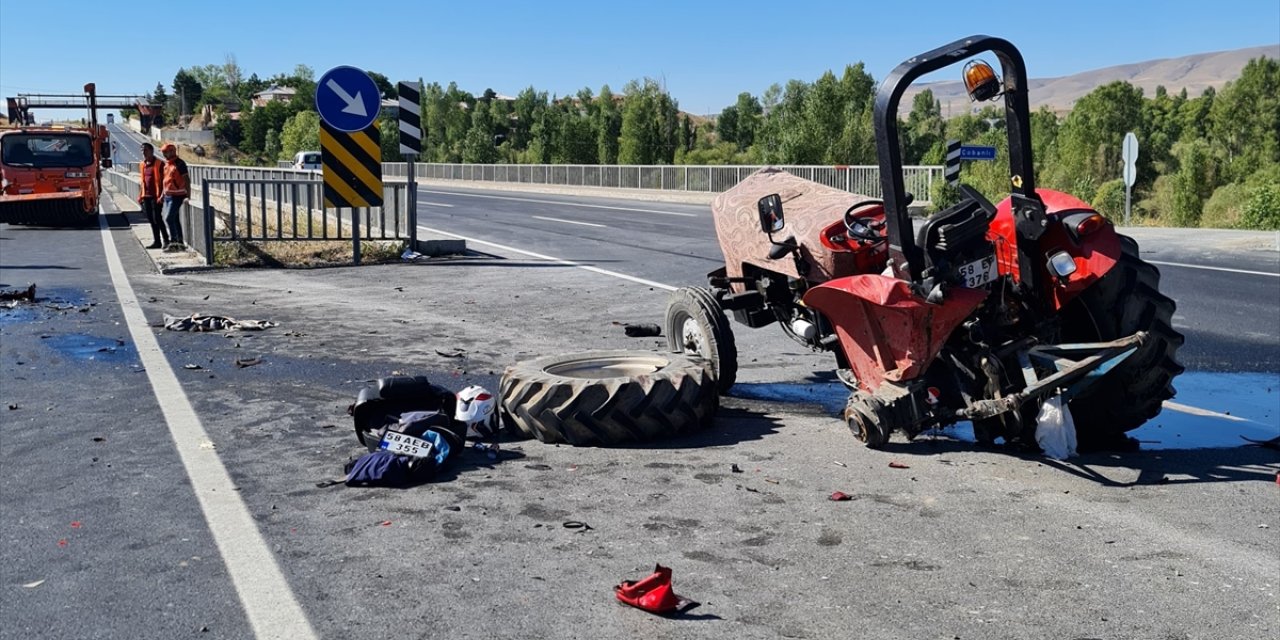 Sivas'ta motosiklet ve traktörün çarpışması sonucu 1 kişi öldü, 1 kişi yaralandı