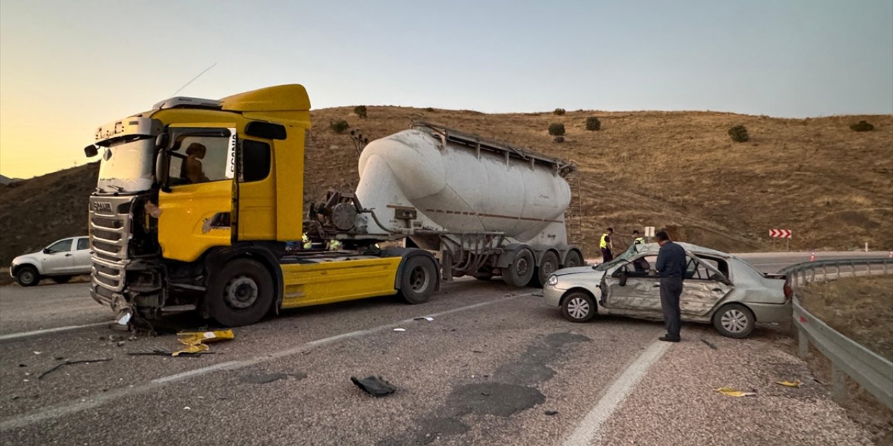 Elazığ'da tır ile çarpışan otomobildeki 5 kişi yaralandı