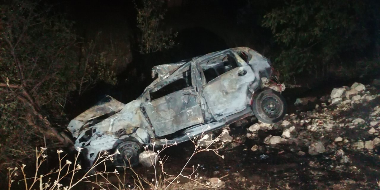 Tokat'ta yolcu otobüsü ile otomobilin çarpıştığı kazada 2 kişi öldü, 3 kişi yaralandı