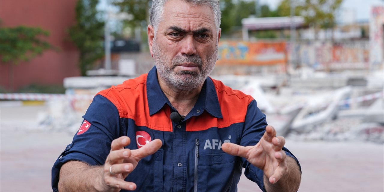 Ailesini bırakıp gittiği depremin merkez üssünde tanık olduğu acı hatıraları unutamıyor