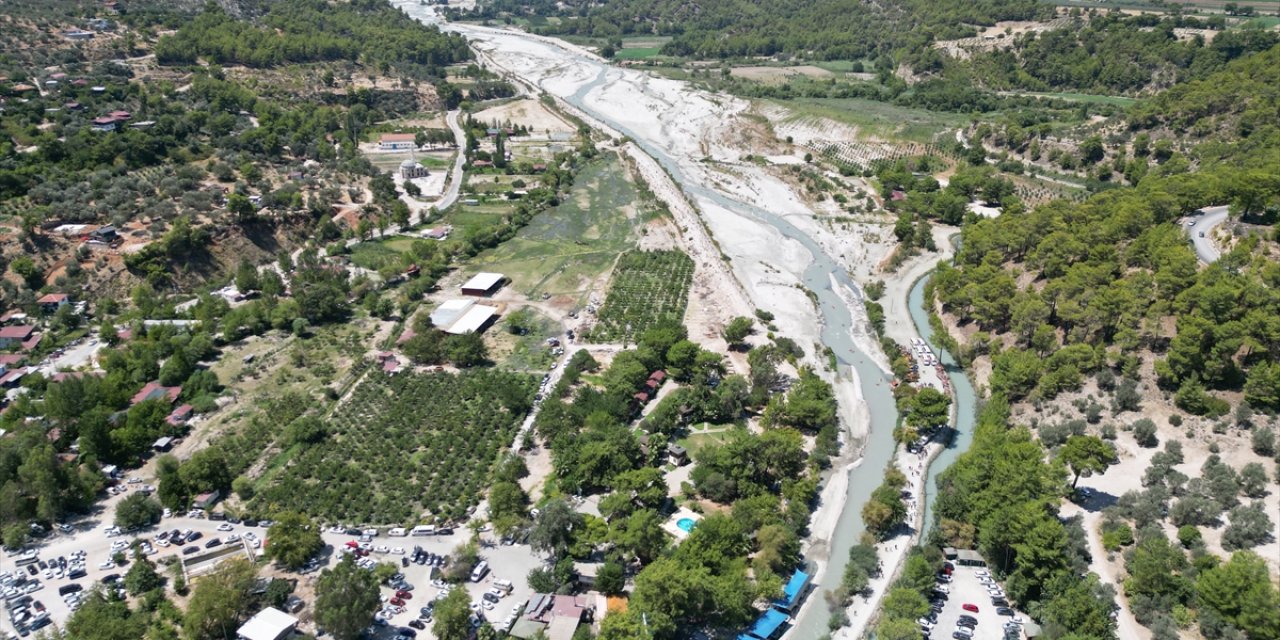 Muğla'daki Saklıkent Kanyonu, sıcaklarda serinlemek isteyenleri ağırlıyor