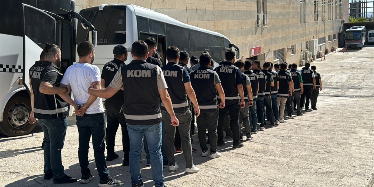 Elazığ'da organize suç örgütüne yönelik operasyonda yakalanan 17 şüpheli adliyeye sevk edildi