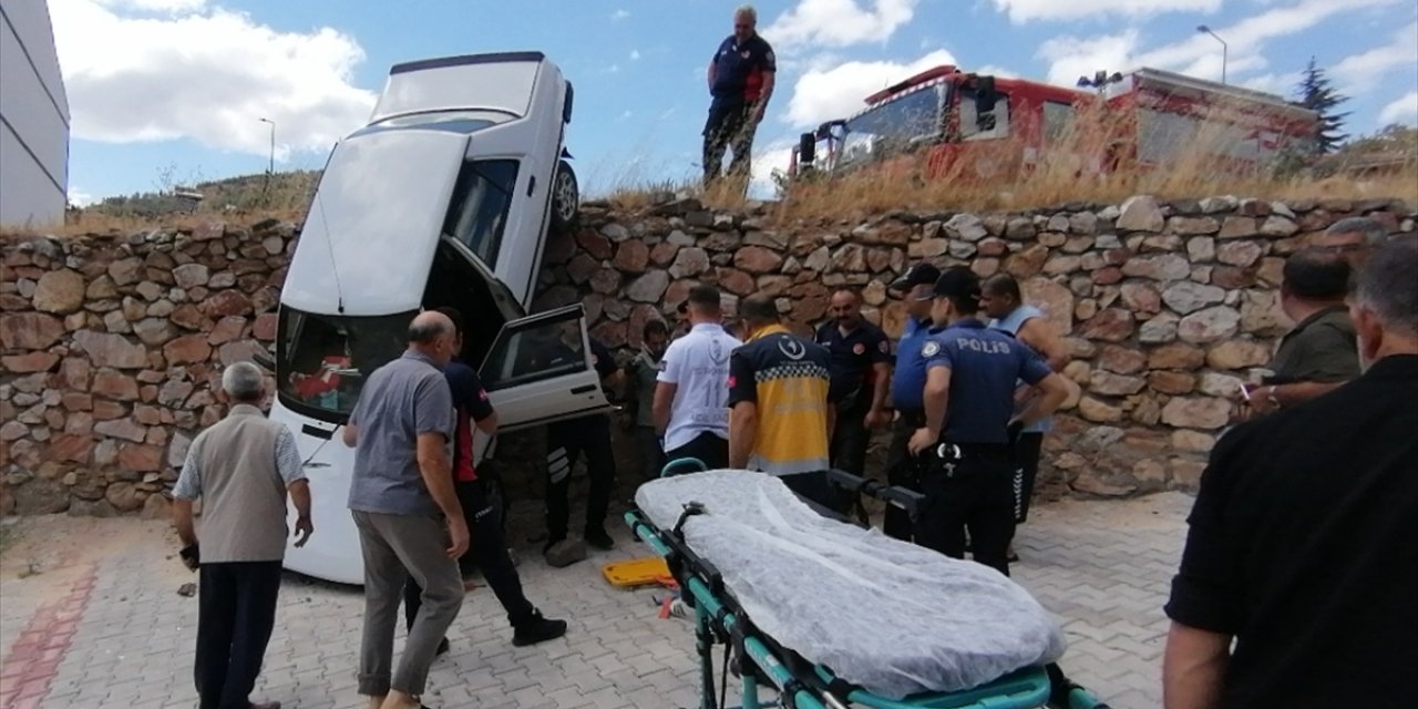 Tokat'ta istinat duvarında asılı kalan otomobilin sürücüsü yaralandı