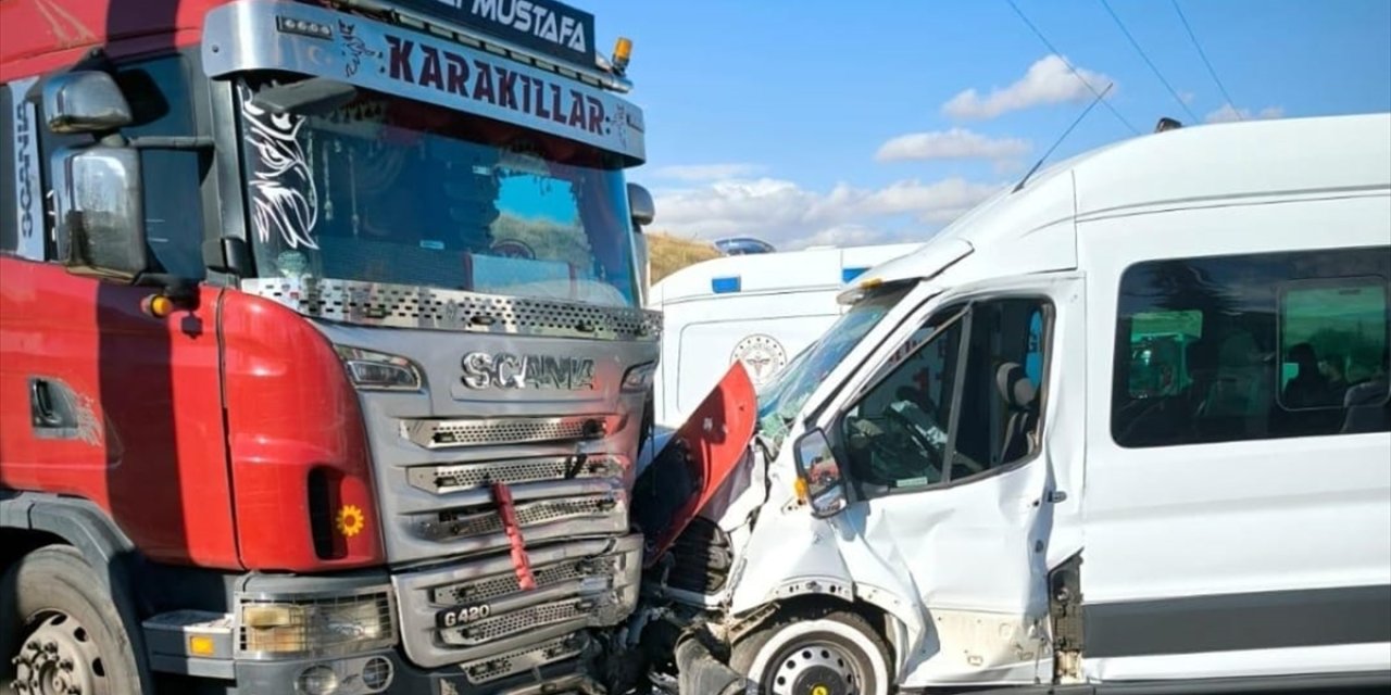 Çorum’da işçi servisi, otomobil ve tırın çarpıştığı kazada 14 kişi yaralandı