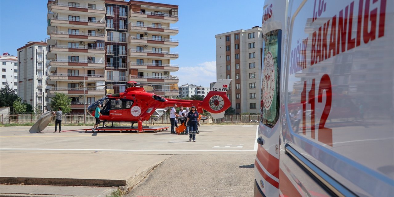 Diyarbakır'da ambulans helikopter yüksekten düşen 8 yaşındaki çocuk için havalandı