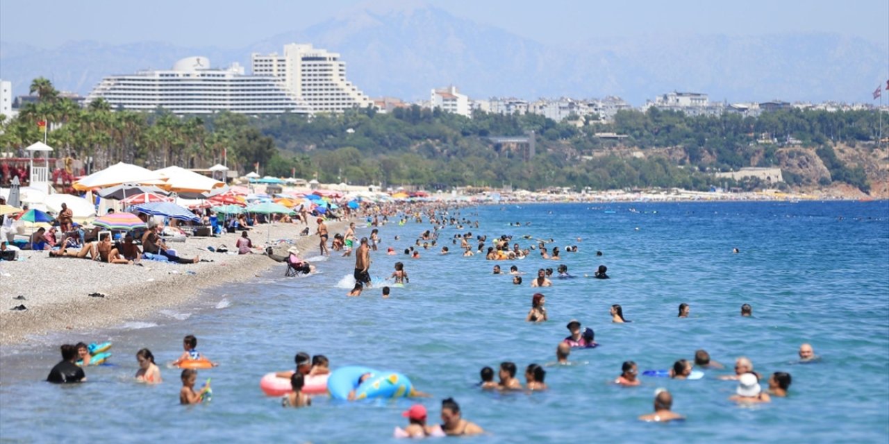 Antalya sahillerinde sıcak hava yoğunluğu