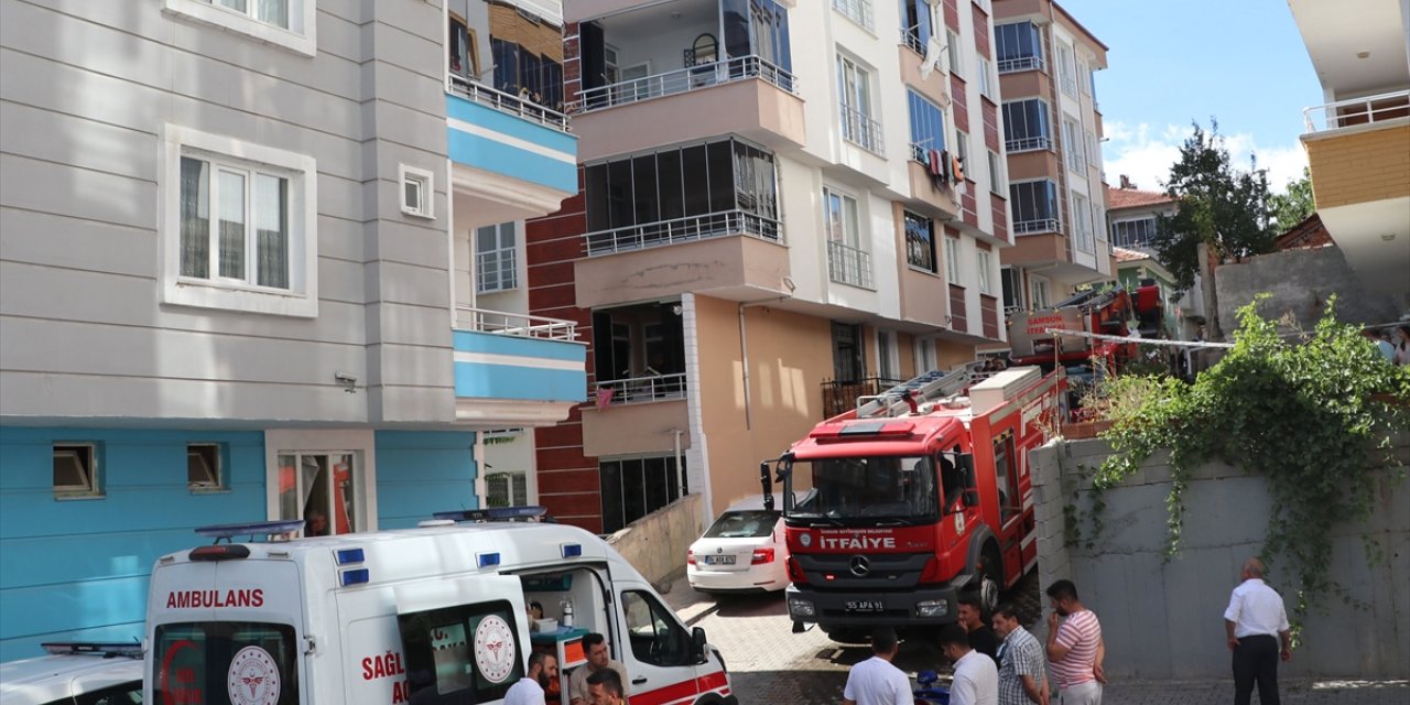 Samsun'da dairede çıkan yangında dumandan etkilenen yatalak hasta tedaviye alındı