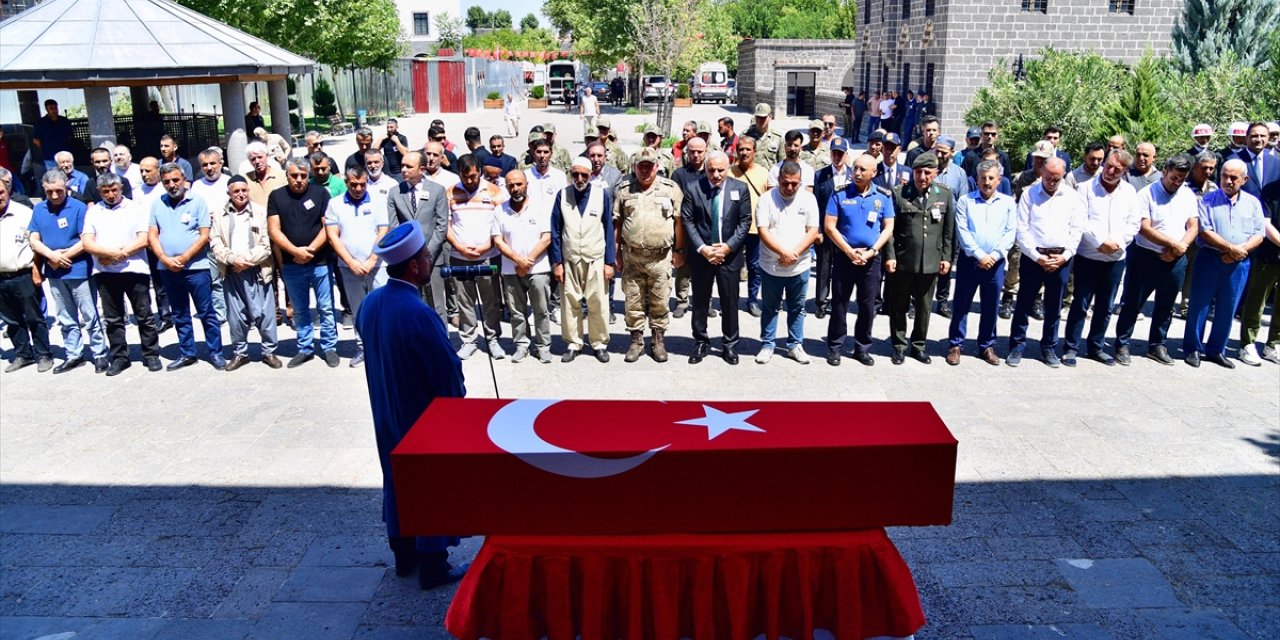 Diyarbakır'da hayatını kaybeden Kore Gazisi Aziz Gönülalan son yolculuğuna uğurlandı