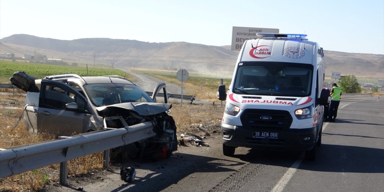 Kayseri'de bariyere  çarpan hafif ticari araçtaki 2 kişi öldü, 4 kişi yaralandı