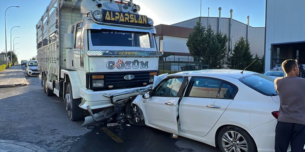 Kocaeli'de kamyona çarpan otomobildeki 4 kişi yaralandı