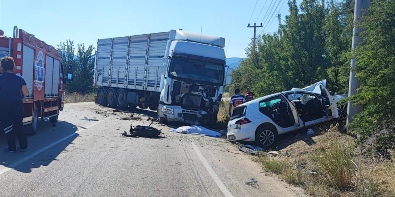 Antalya'da tır ile otomobilin çarpışması sonucu 1 kişi öldü, 3 kişi yaralandı